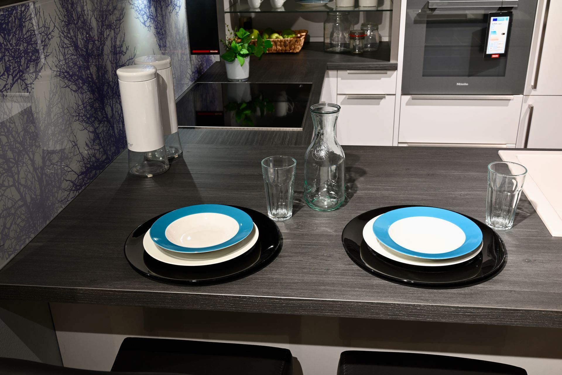 Eine Küchentheke mit zwei Tellern und Gläsern darauf