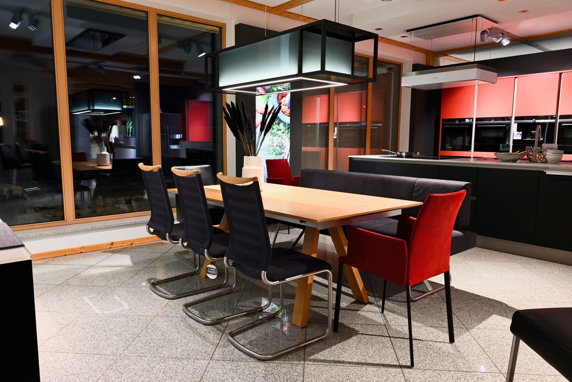 Ein Esszimmer mit einem Tisch und Stühlen