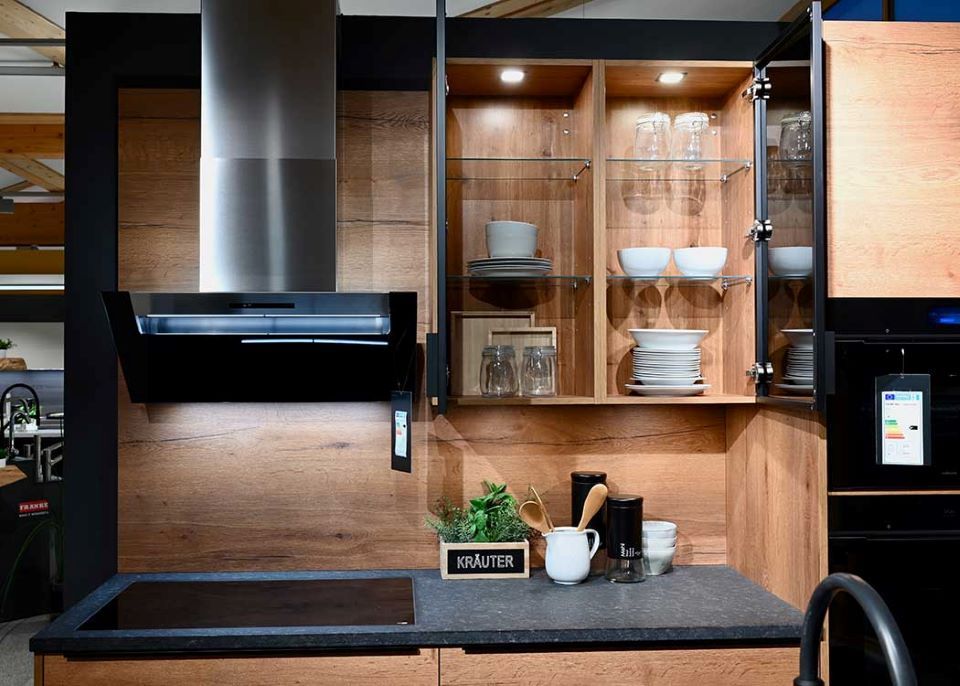Eine Küche mit Holzschränken und einem Herd