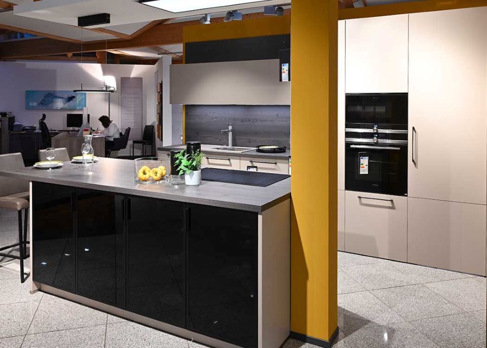 Eine Küche mit einer großen Insel in der Mitte