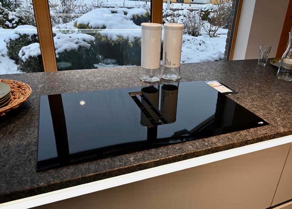 Eine schwarze Herdplatte mit zwei Salz- und Pfefferstreuern darauf