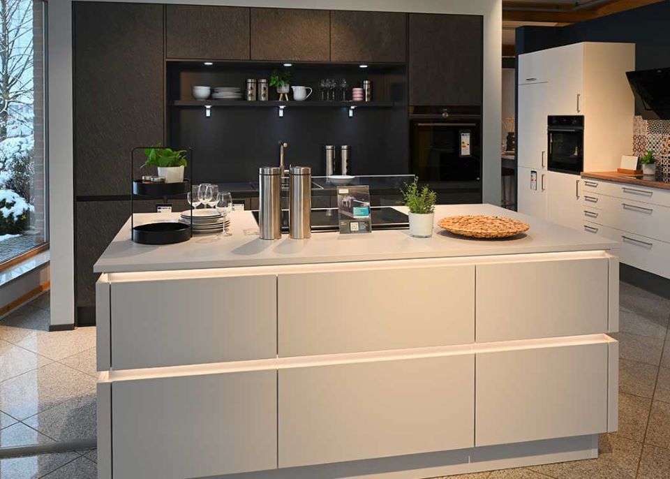 Eine Küche mit einer großen Insel in der Mitte.