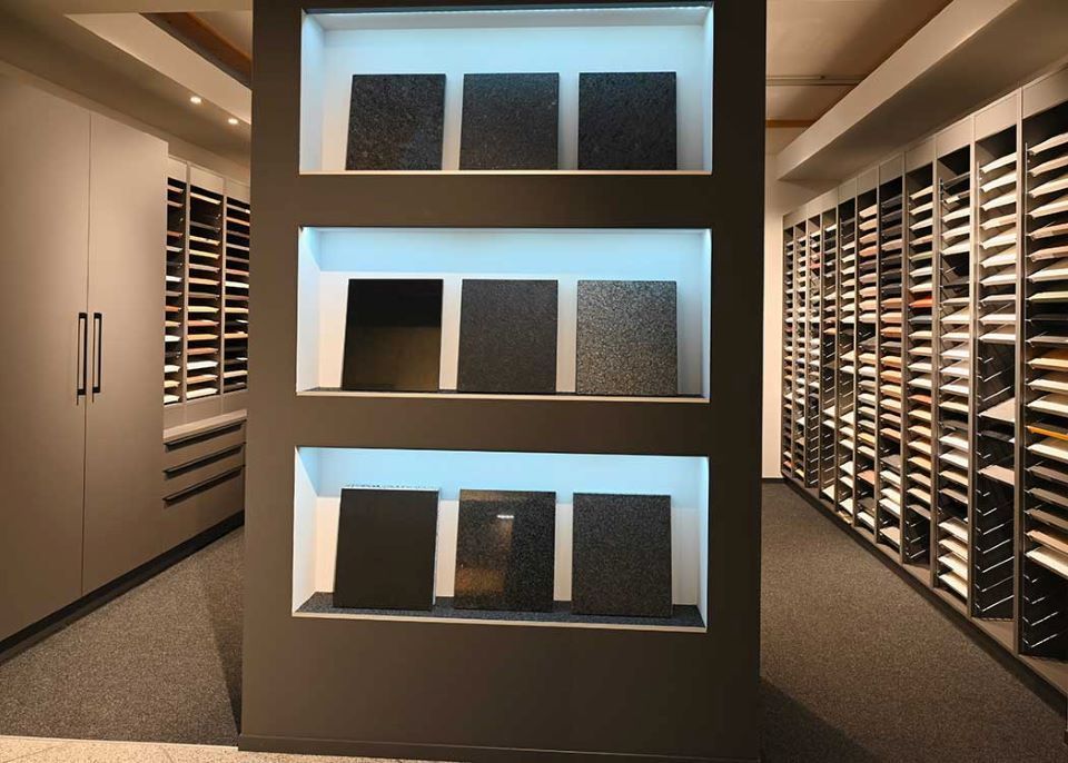 Ein Raum mit vielen Regalen und einer Ausstellung von Fliesen