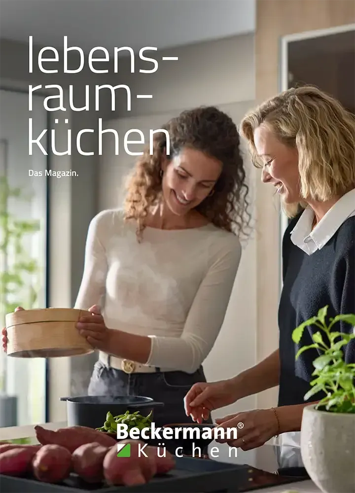 Zwei Frauen bereiten in einer Küche Essen zu.