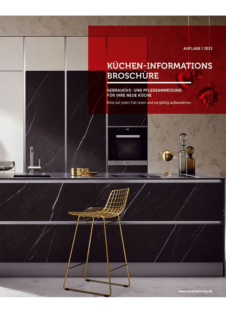Eine Broschüre für eine Küche mit einem Hocker auf der Theke.