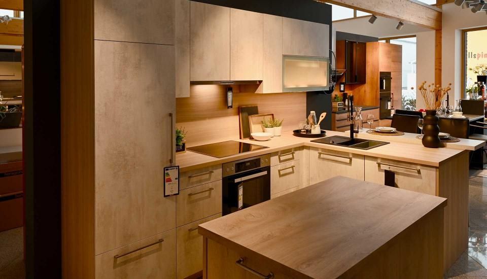 Eine Küche mit einer großen Insel in der Mitte.