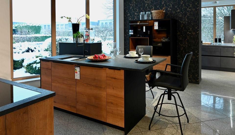 Eine Küche mit einer großen Kochinsel und einem Tisch und Stühlen.