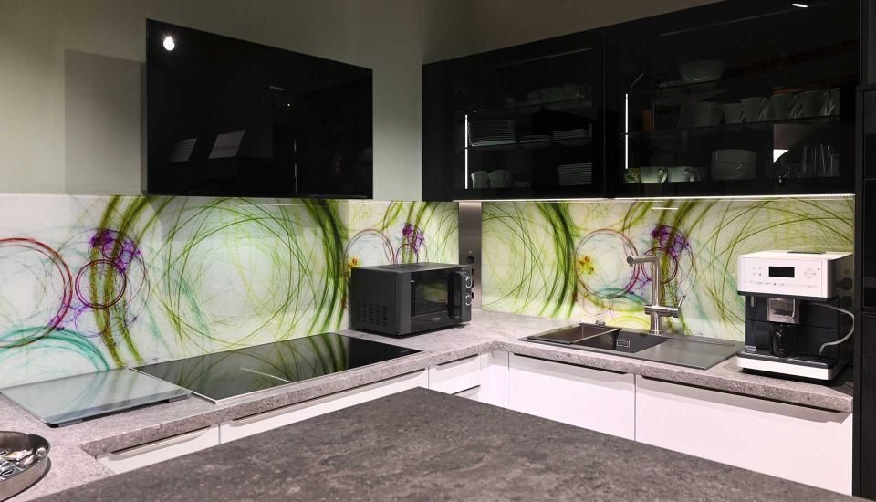 Eine Küche mit Herd, Backofen, Spüle, Mikrowelle und Kaffeemaschine.