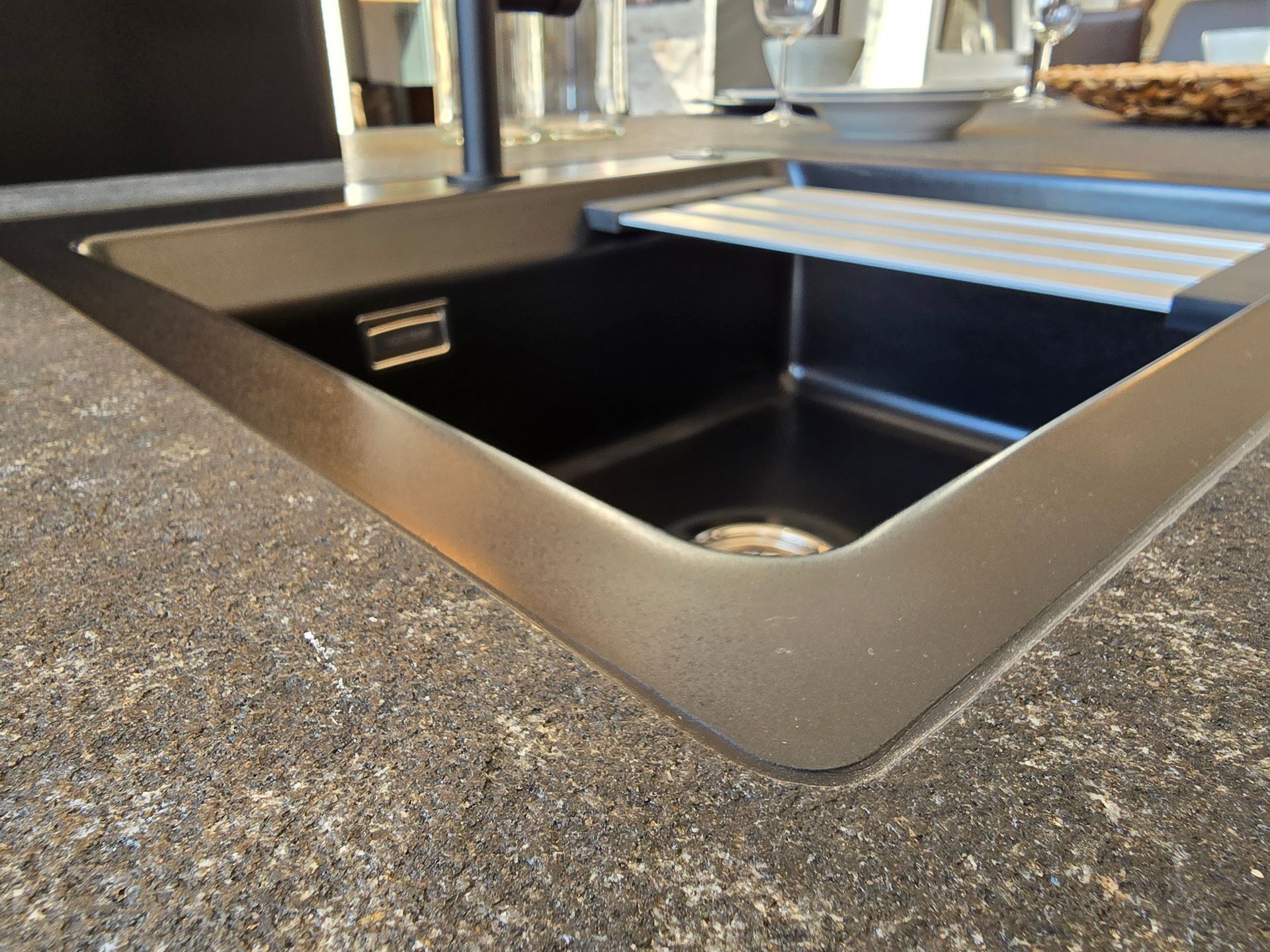 Eine Nahaufnahme einer Küchenspüle mit Abfluss