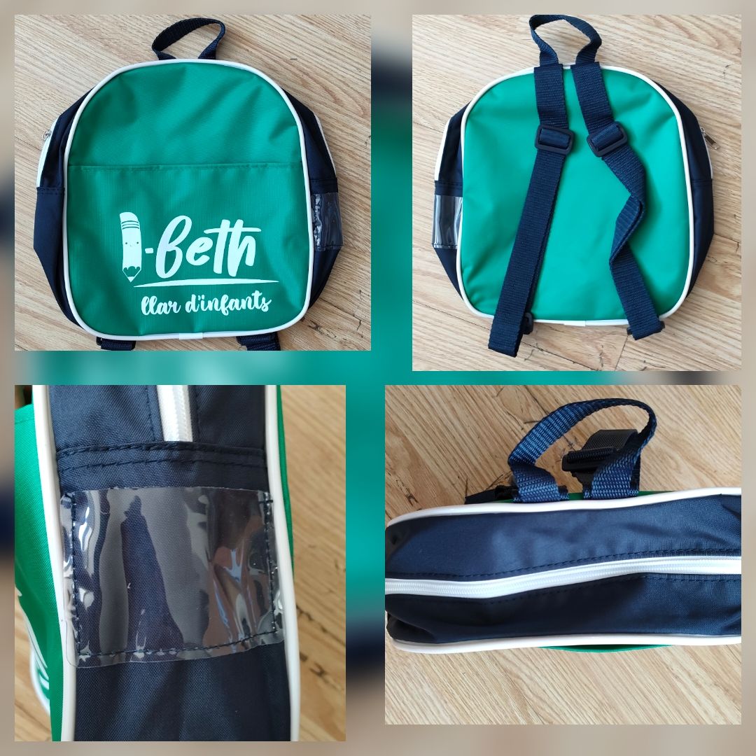 Una mochila verde y azul con el nombre Beth en ella.