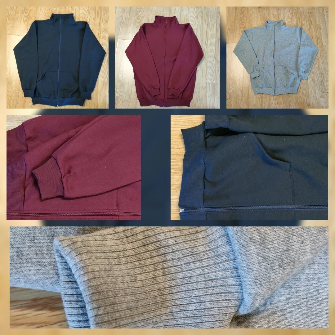 Un collage de chaquetas de diferentes colores sobre un suelo de madera.