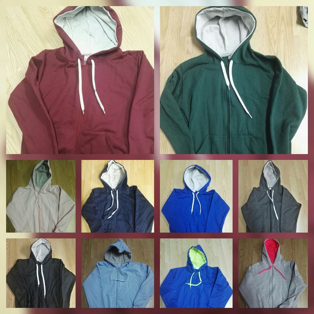 Un collage de sudaderas con capucha de diferentes colores sobre una mesa.
