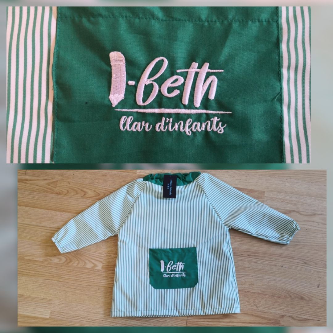 Un delantal de rayas verdes y blancas con el nombre Beth en él.
