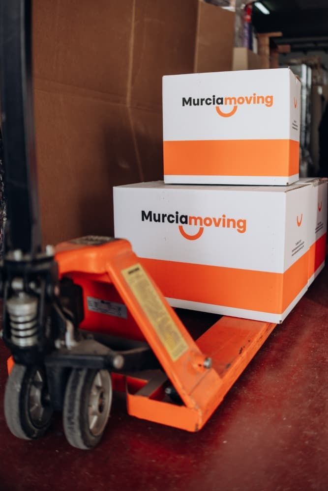 Dos cajas blancas etiquetadas 