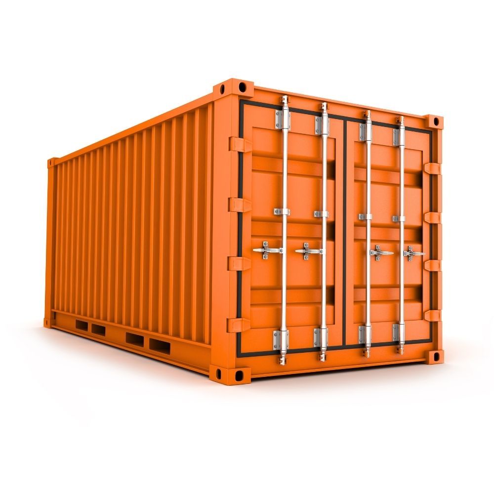 Mujer empacando una caja, colocando plástico de burbujas alrededor de un artículo decorativo, hombre empacando en el fondo.