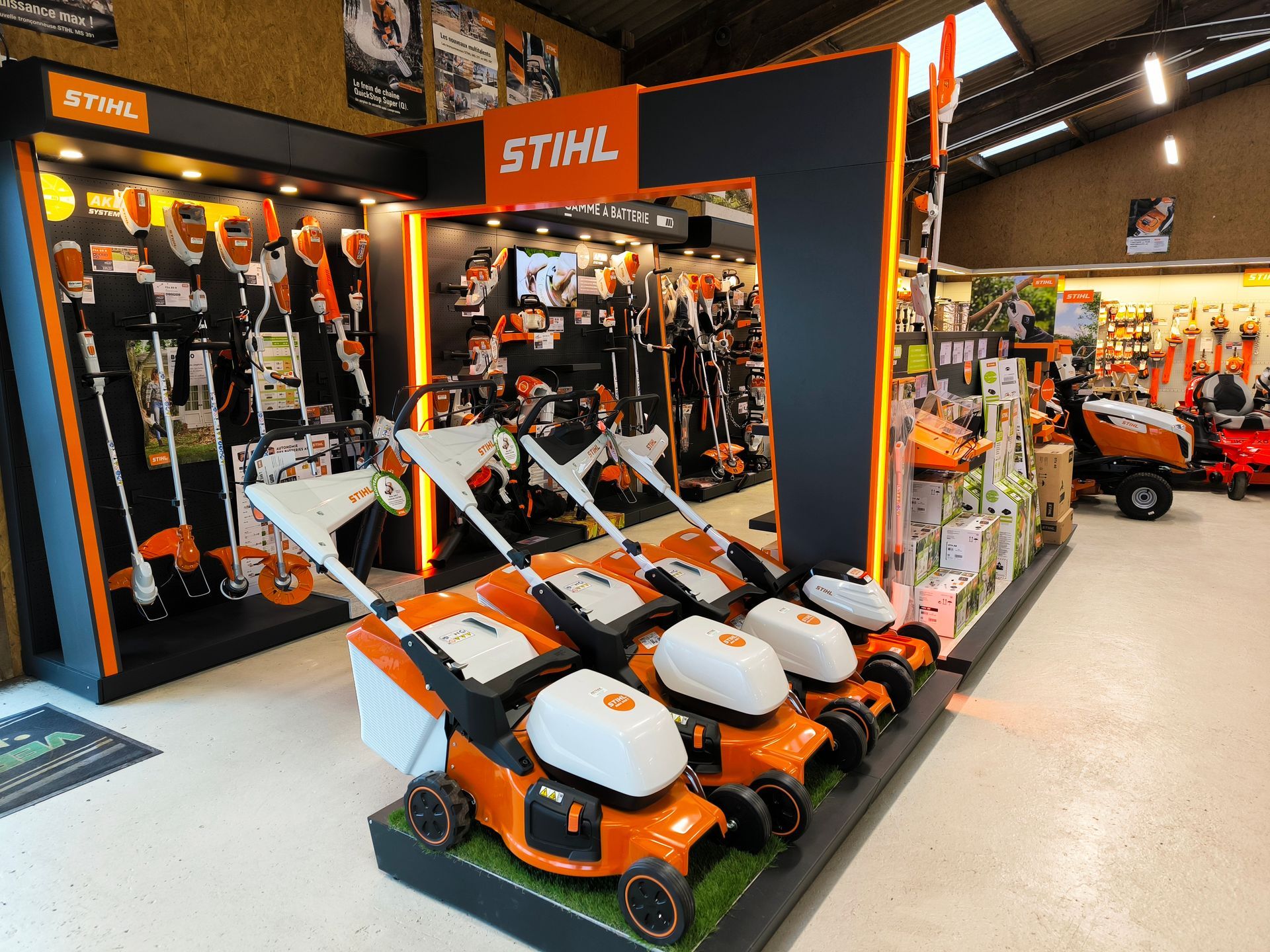 Jardinier qui utilise du matériel de motoculture