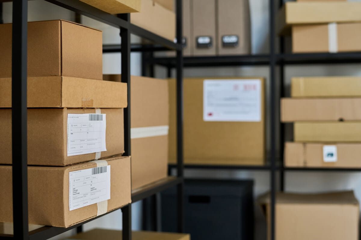 Un largo pasillo lleno de muchas puertas blancas y un extintor de incendios.