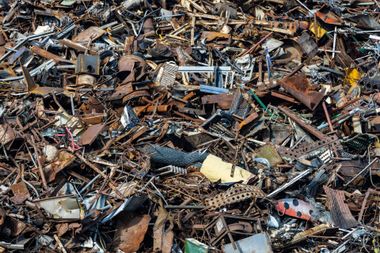 Un tas de ferraille et de débris éparpillés à la surface d'une décharge.