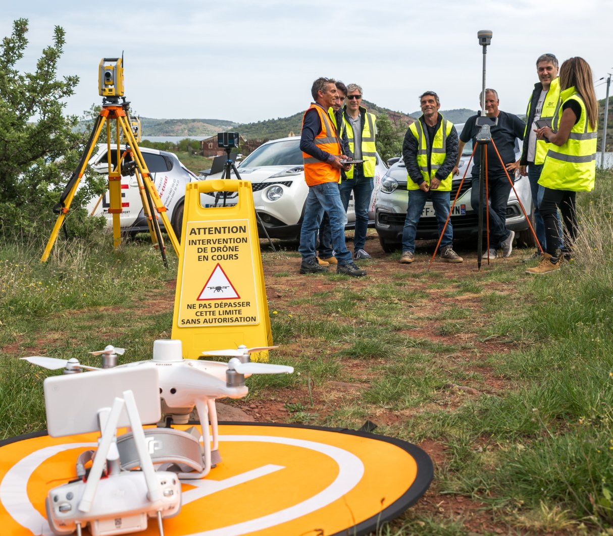 Équipe de géotechniciens derrière une plateforme avec drone