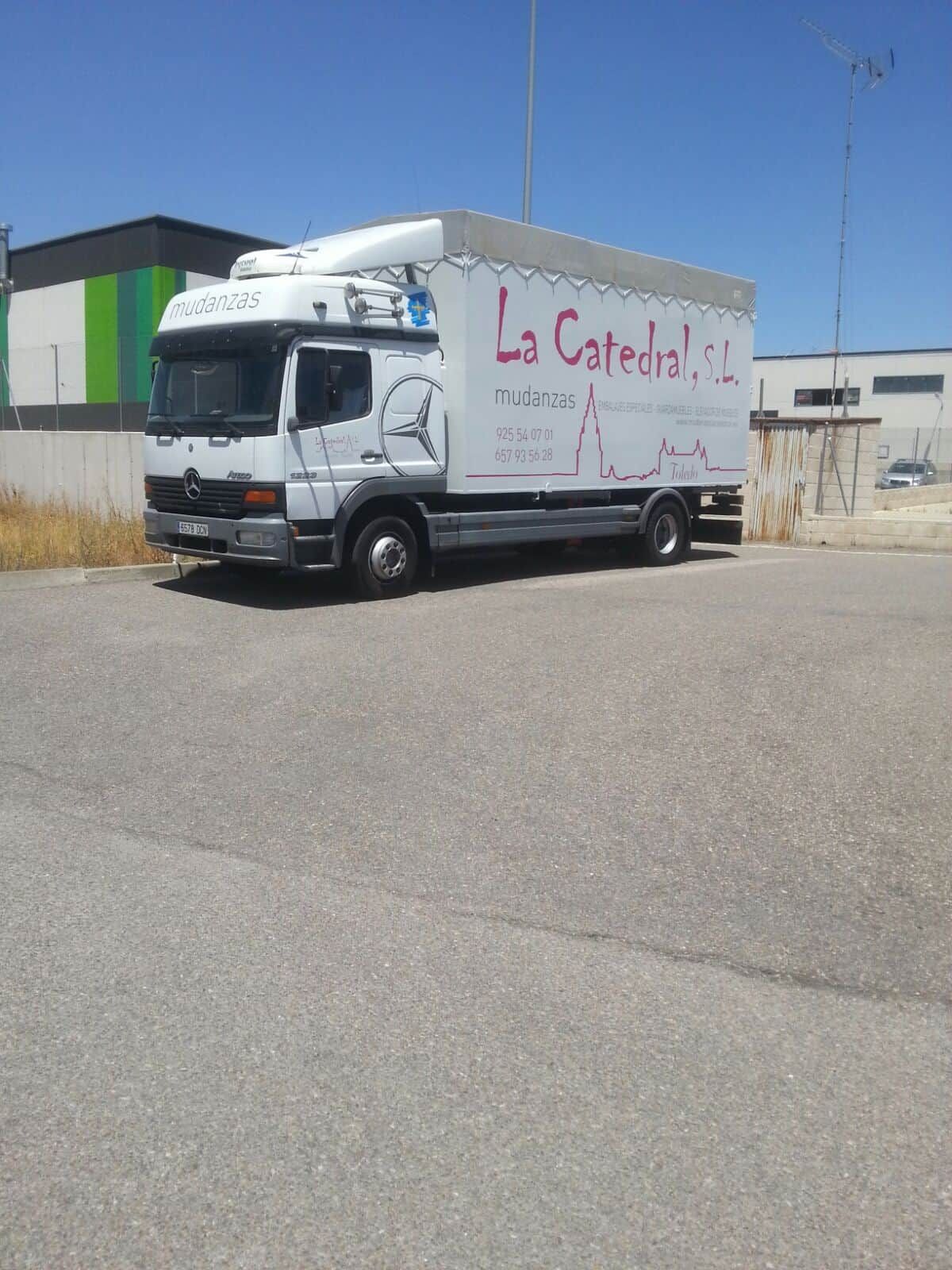 Camioneta blanca con