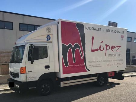 Camión blanco con logo