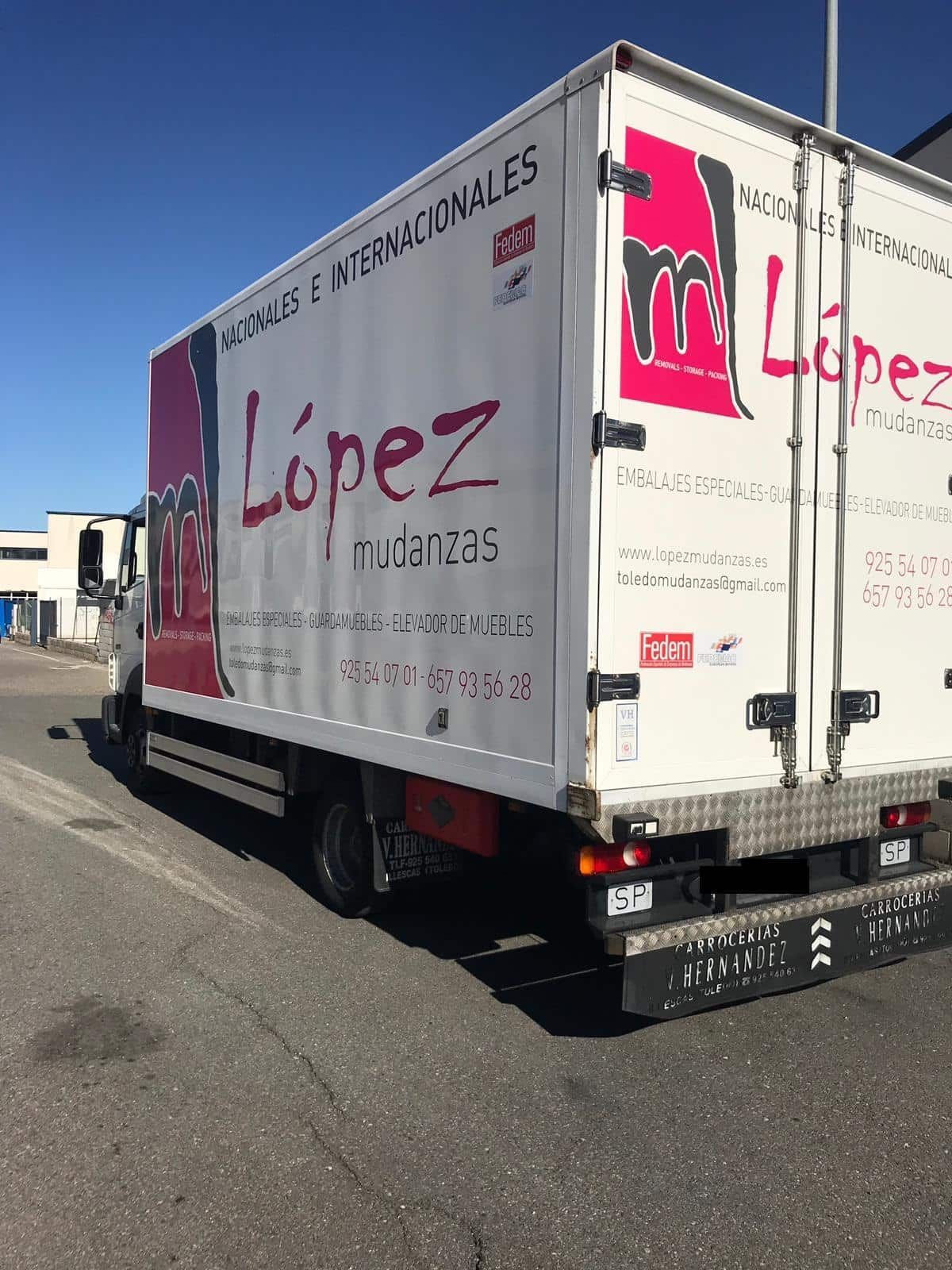 Camión de mudanzas con logo de