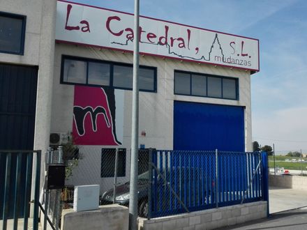 Edificio para la empresa La Catedral, con detalles en azul y reja azul.