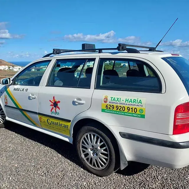 Un taxi blanco con el número 625 920 910 en el lateral