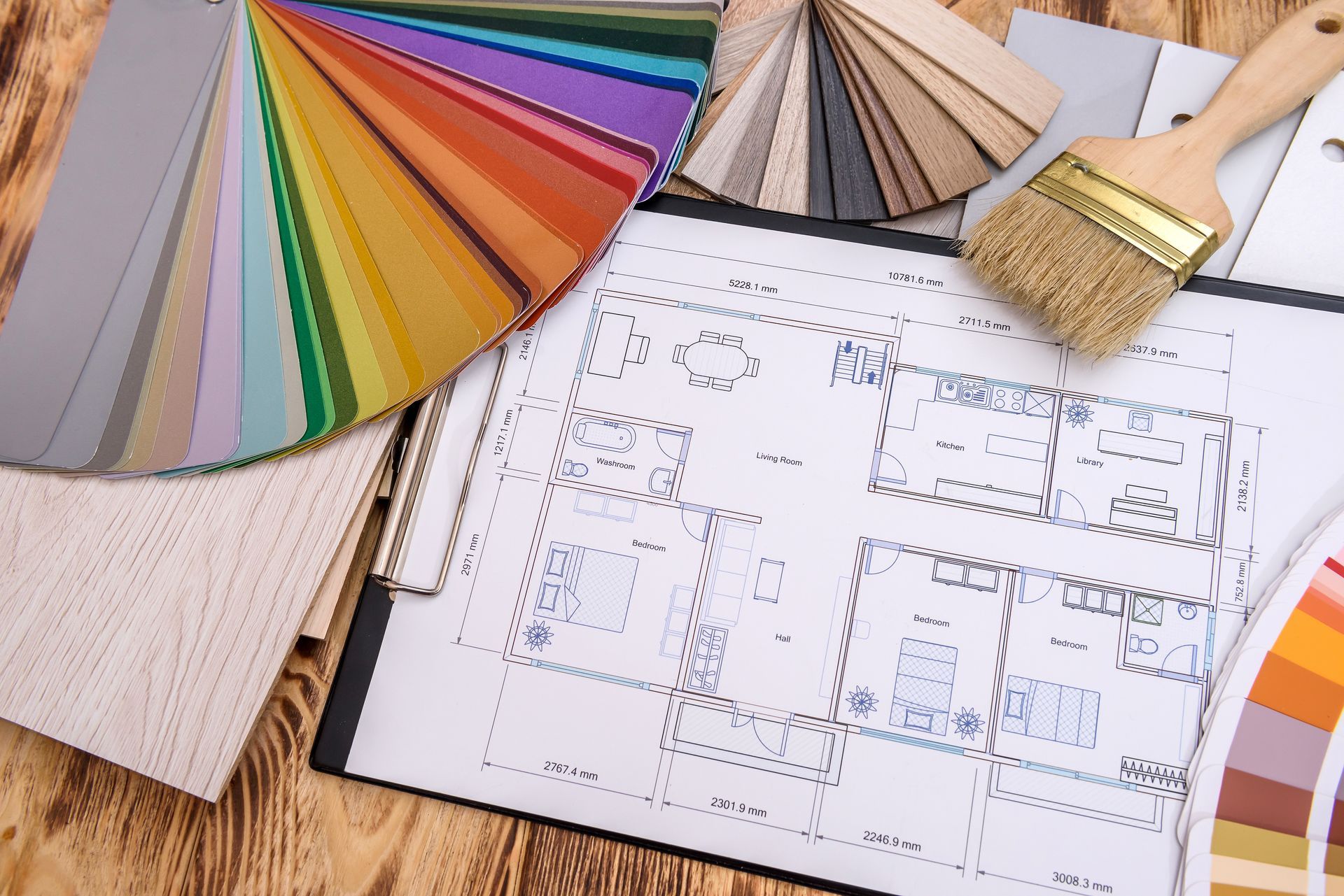 Plan d'un étage avec des échantillons de peinture, échantillons de bois et un pinceau pour la décoration intérieure.