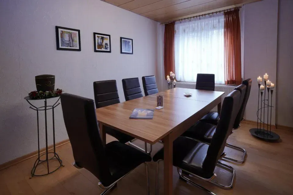 Ein Konferenzraum mit einem langen Holztisch und Stühlen