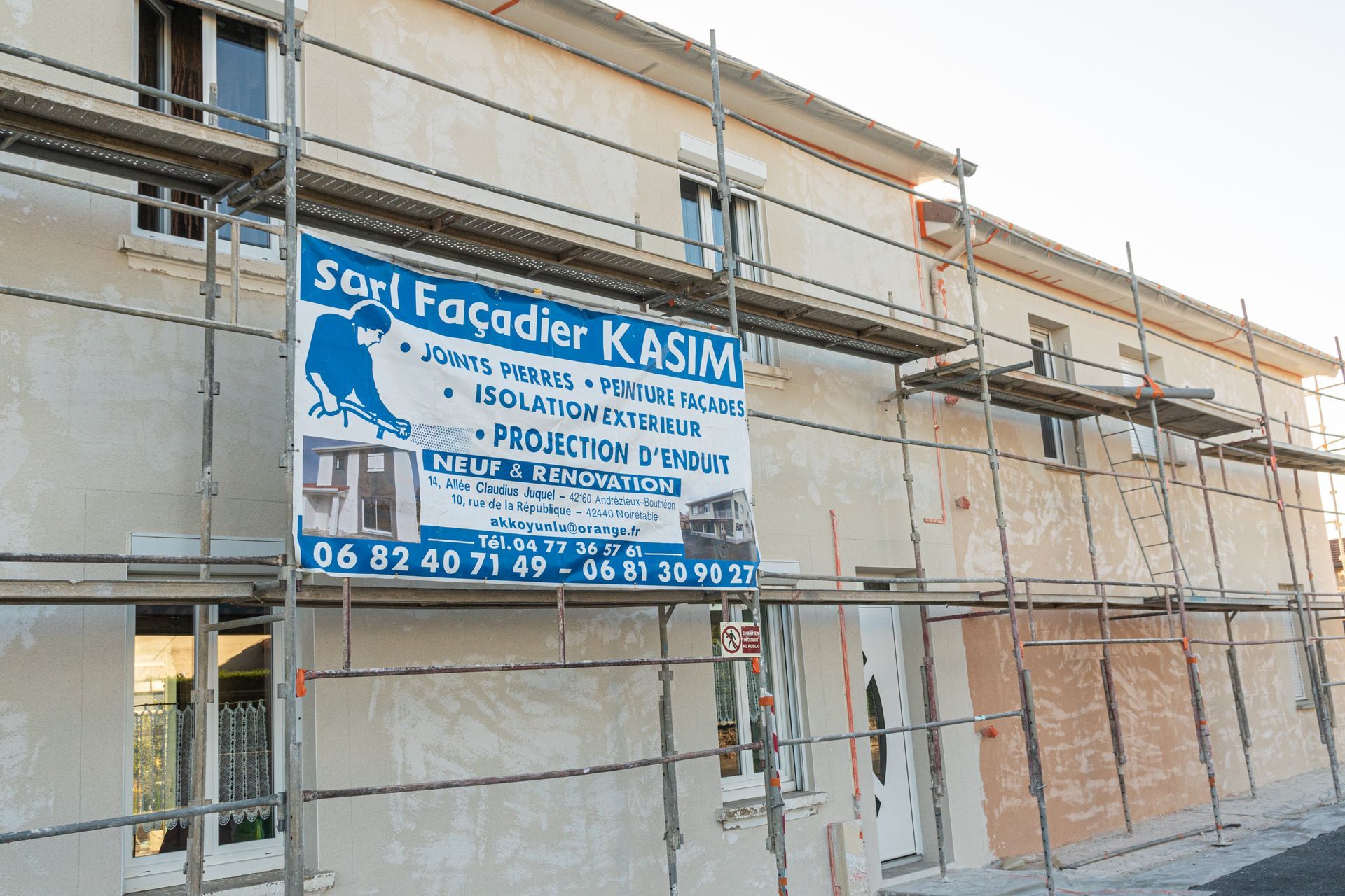 Façade de maison avec échafaudage