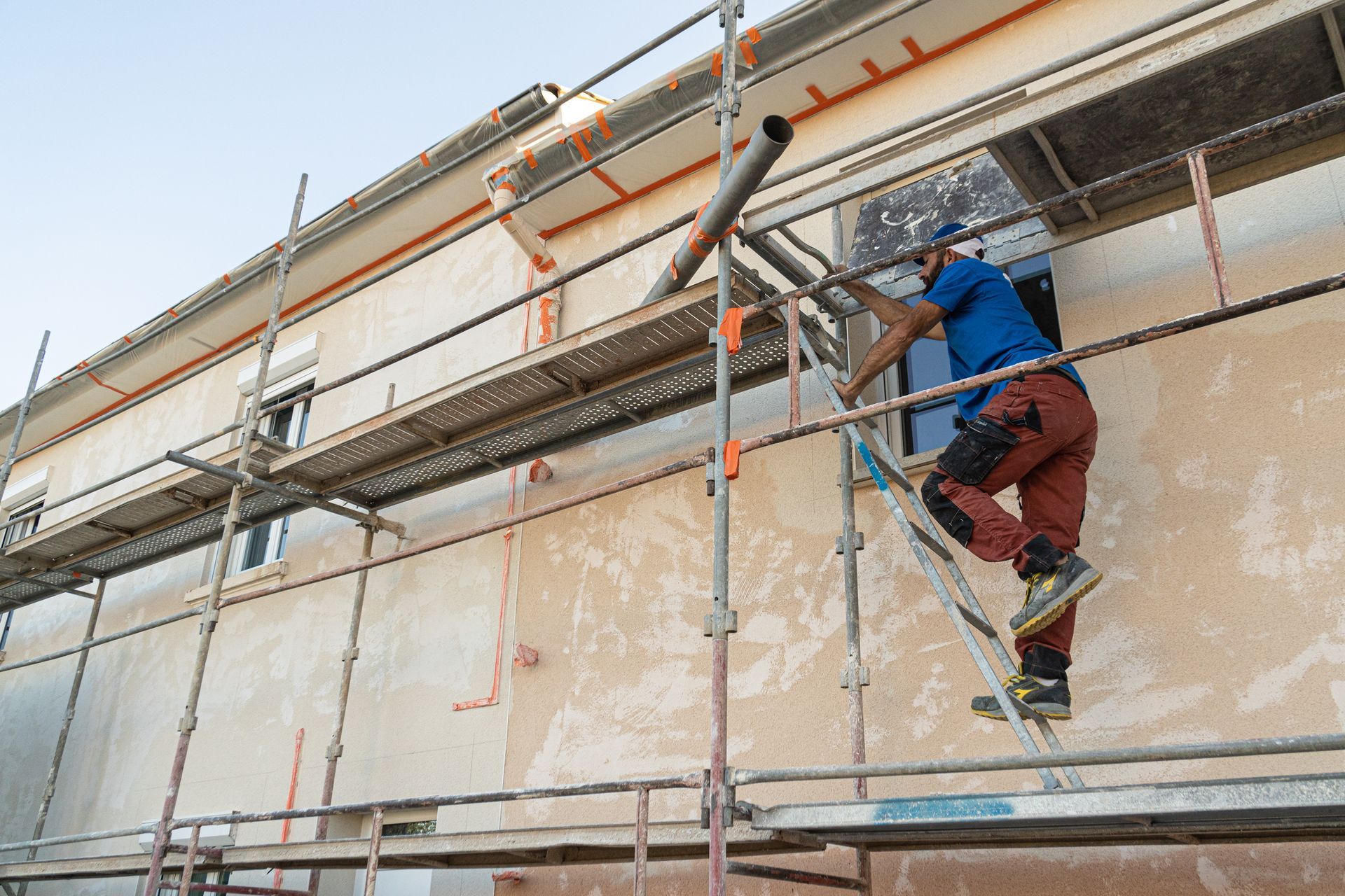 Un façadier Kasim sur un échafaudage.