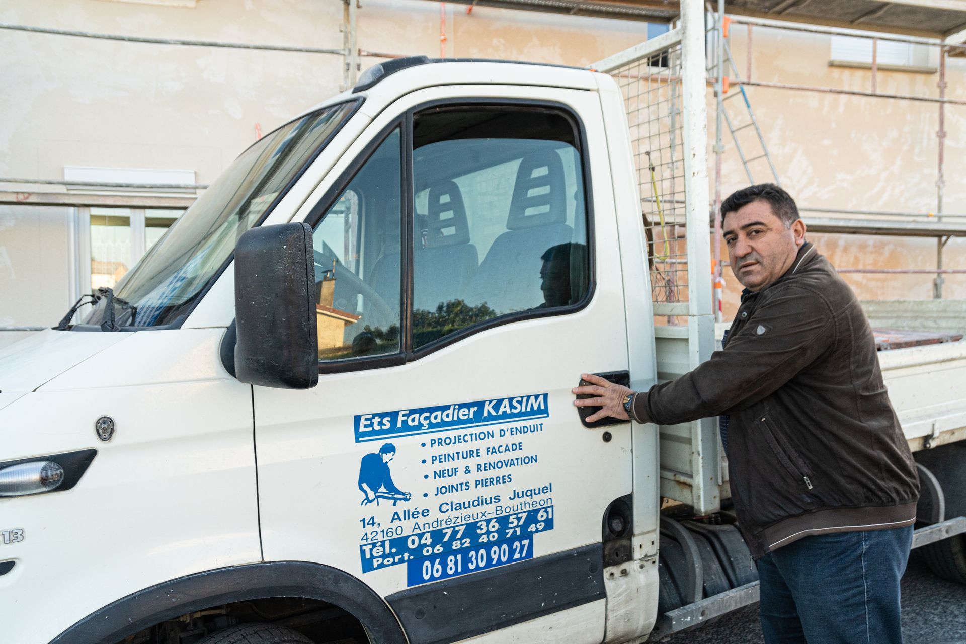 Monsieur Kasim devant un camion de l'entreprise