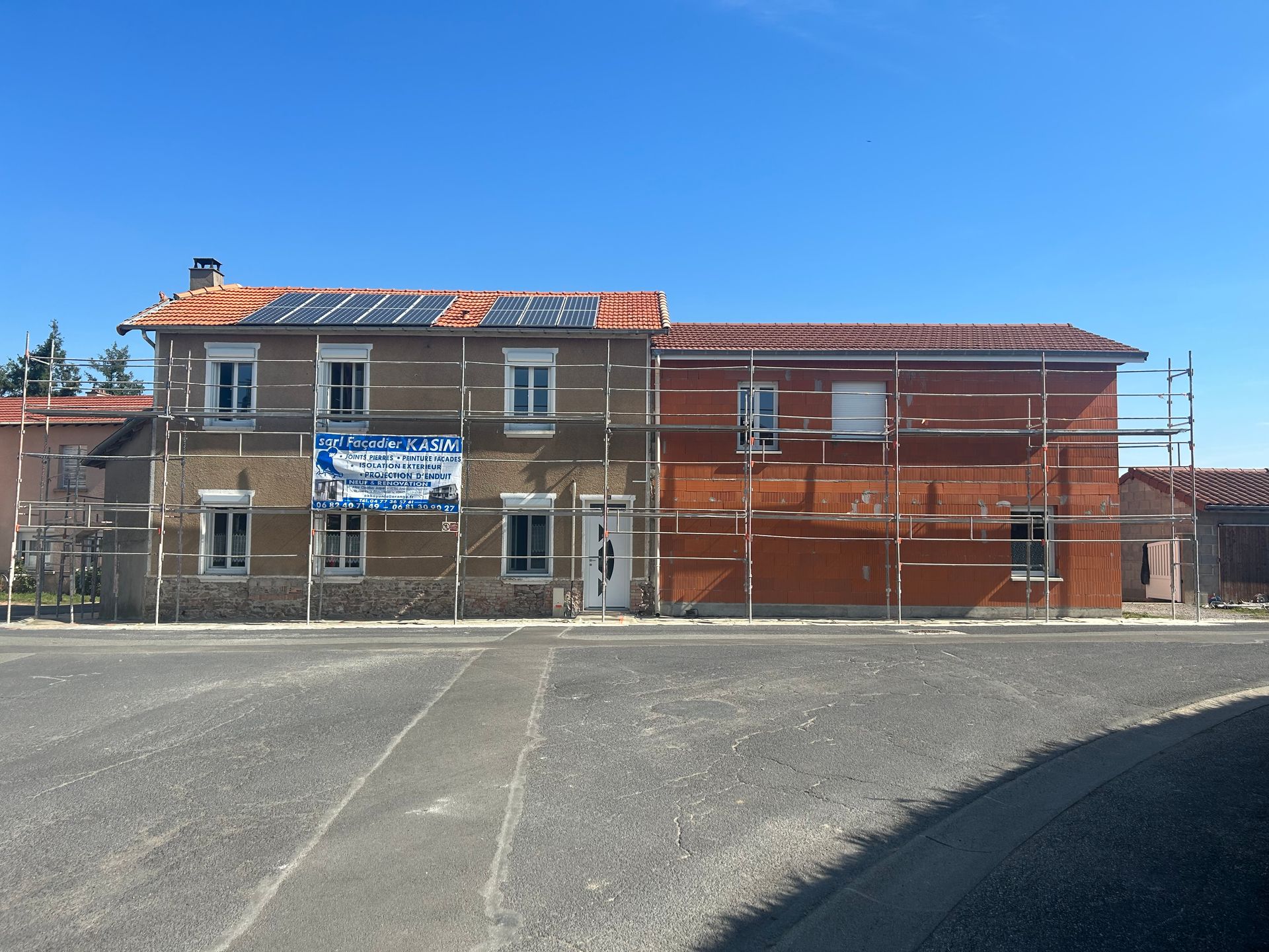 Façade de maison en brique avec échafaudages 