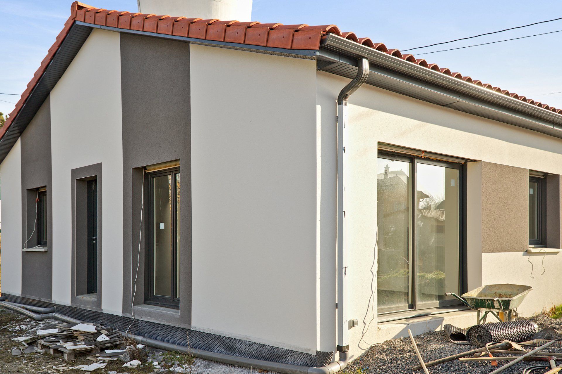 Les Façadiers Kasim ont appliqué une protection autour d'une fenêtre