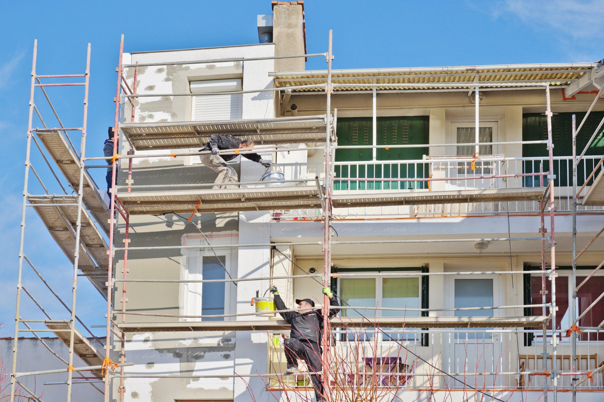 Façade en train d'être repeinte