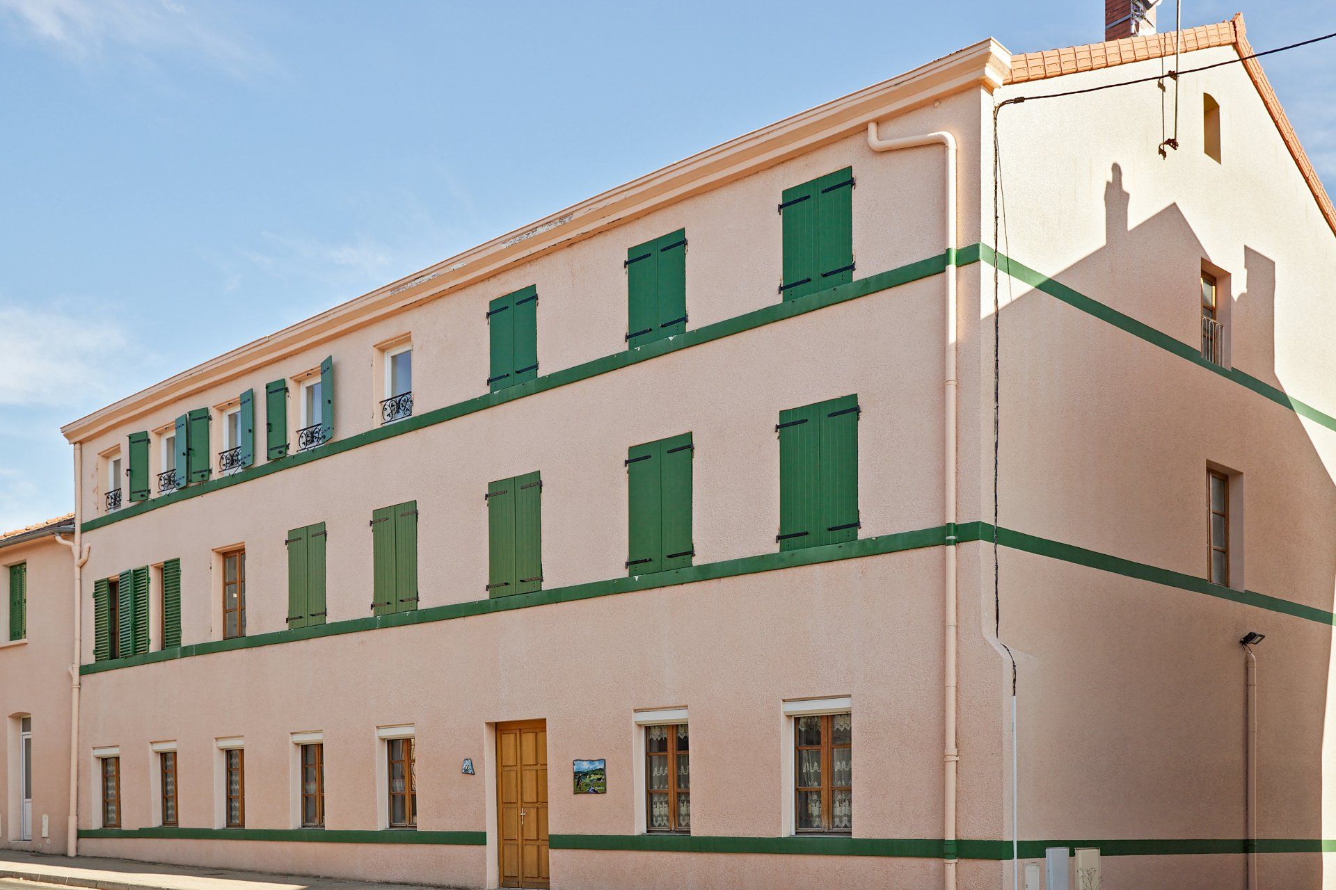 Immeuble de style ancien entièrement repeint