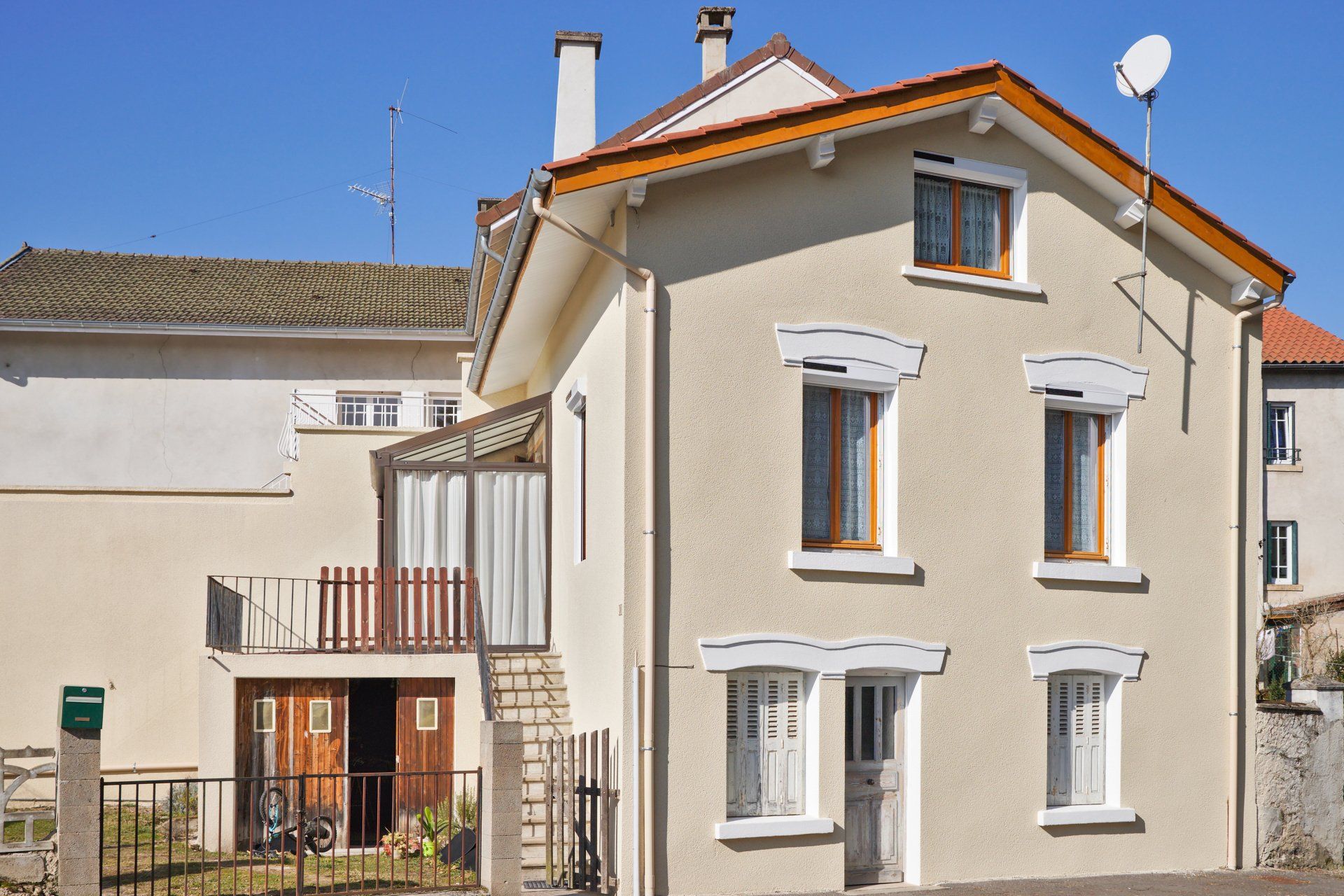Façade de maison repeinte en beige clair
