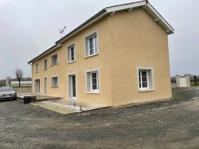 Maison avec crépi jaune et entourage de fenêtre blanc