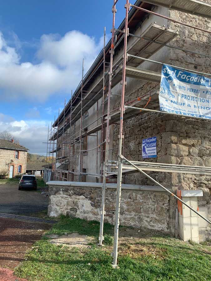 Echafaudage sur une façade en pierre