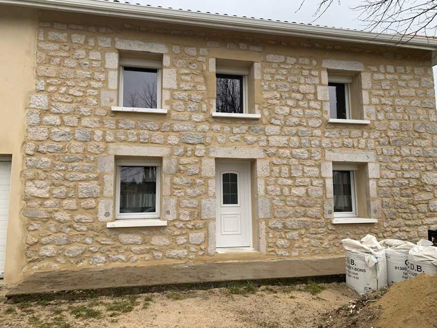 Ravalement d'une façade de maison en pierre