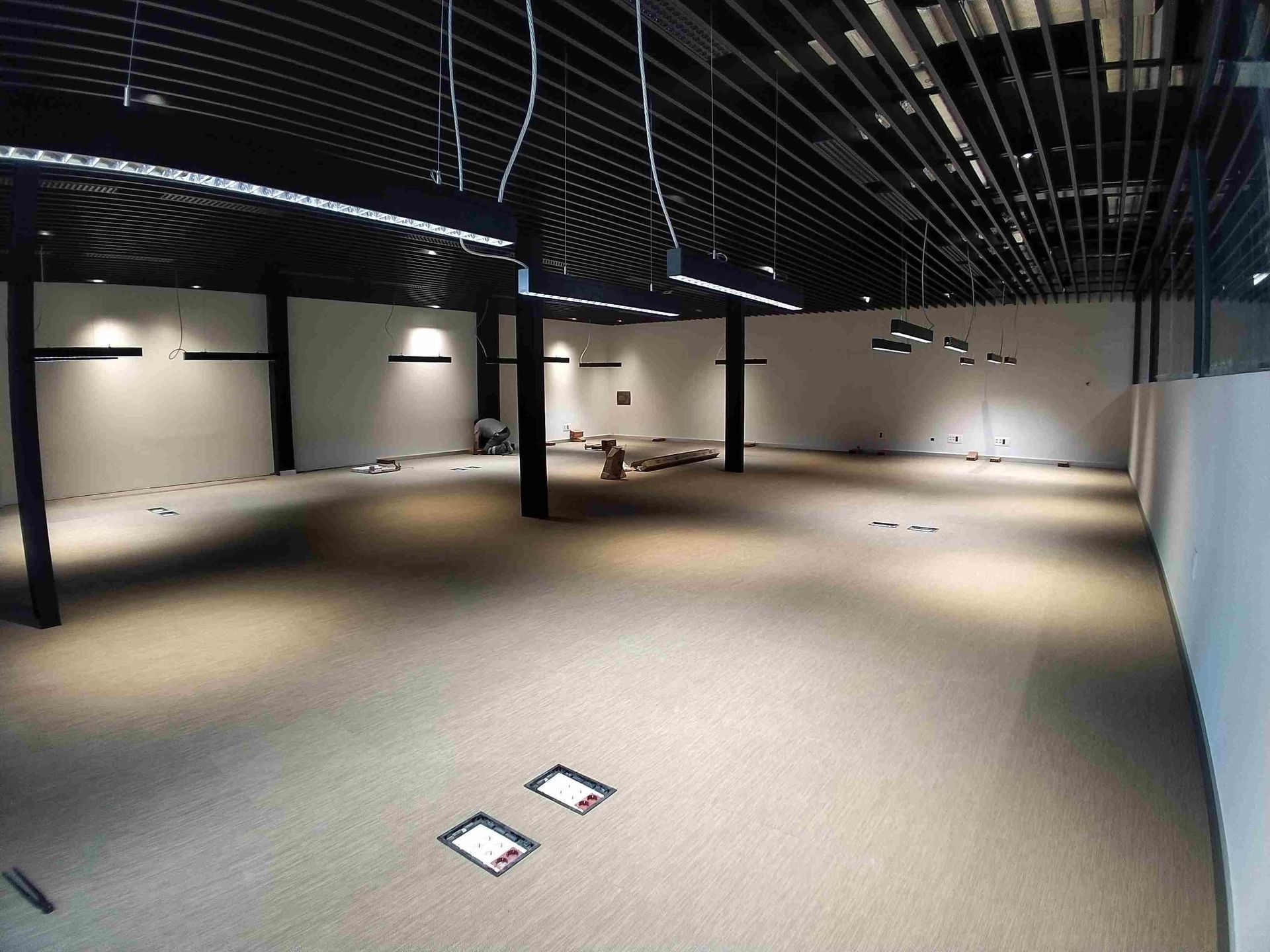 Una gran habitación vacía con muchas luces en el techo.