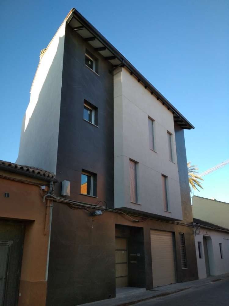 Un edificio con el número 11