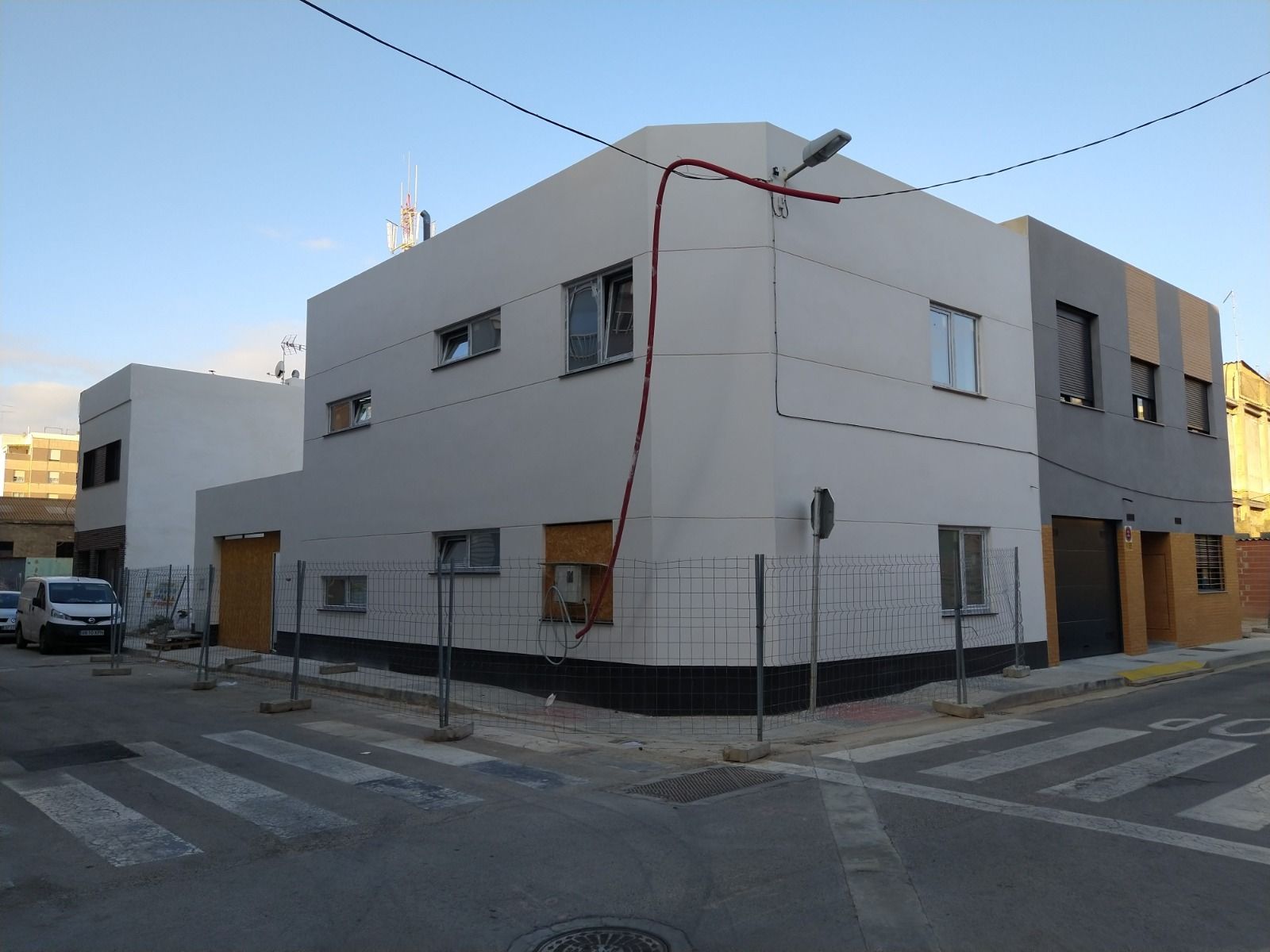 Una esquina de un edificio con una valla alrededor