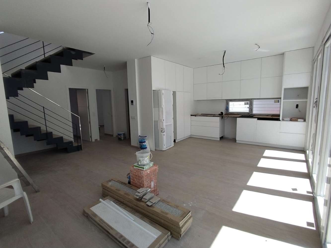 Hay una escalera en el medio de la habitación.