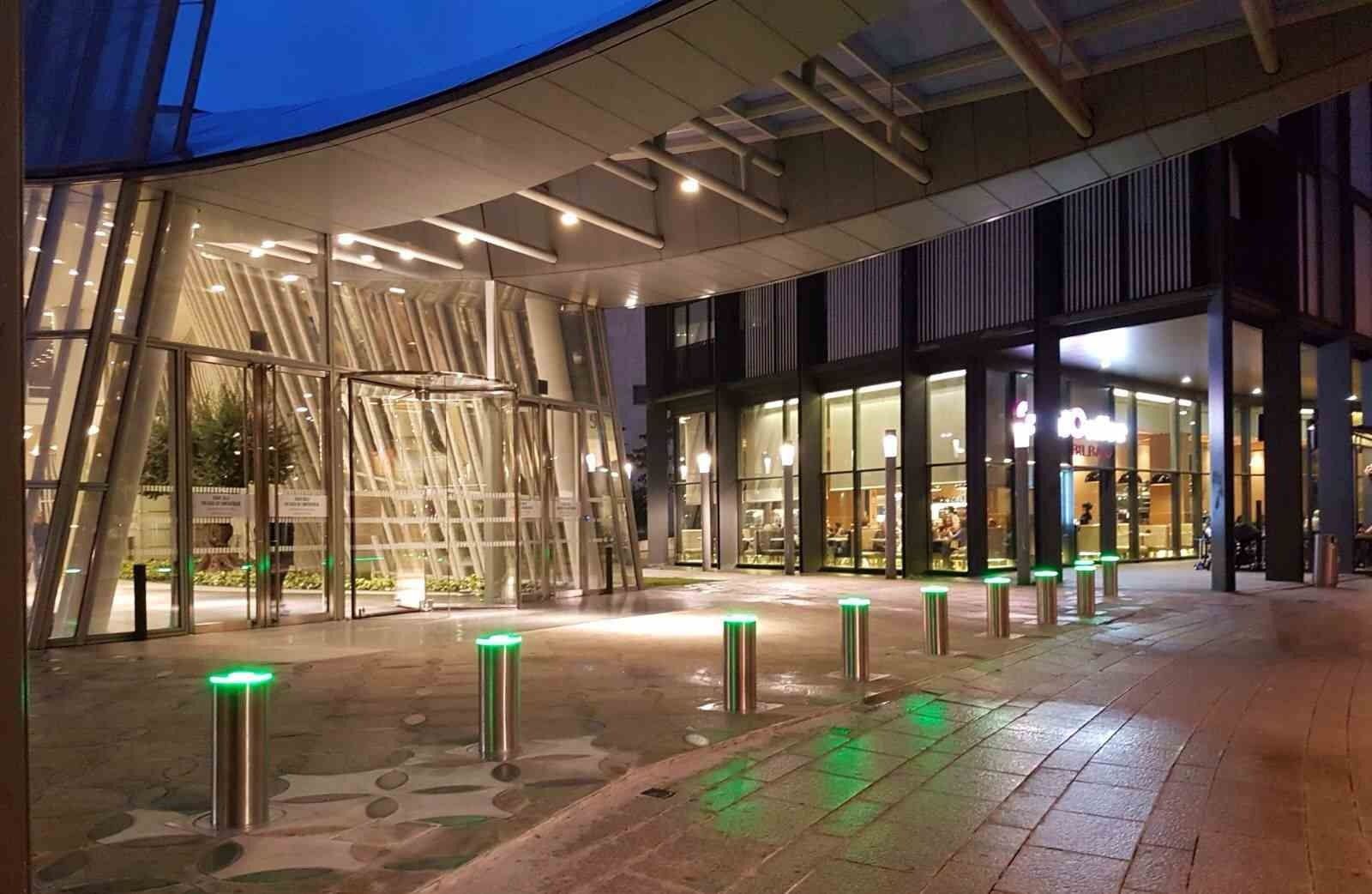 Un gran edificio con muchas ventanas está iluminado por la noche.