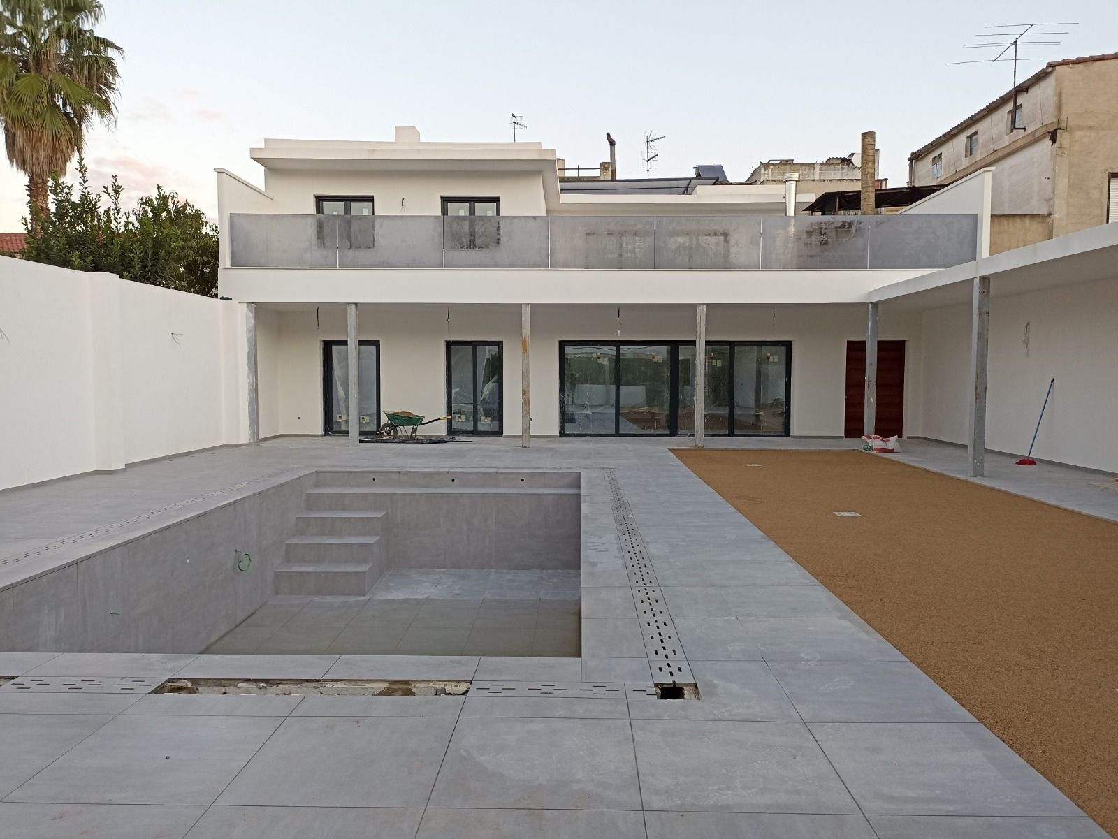 Una casa grande con piscina delante.