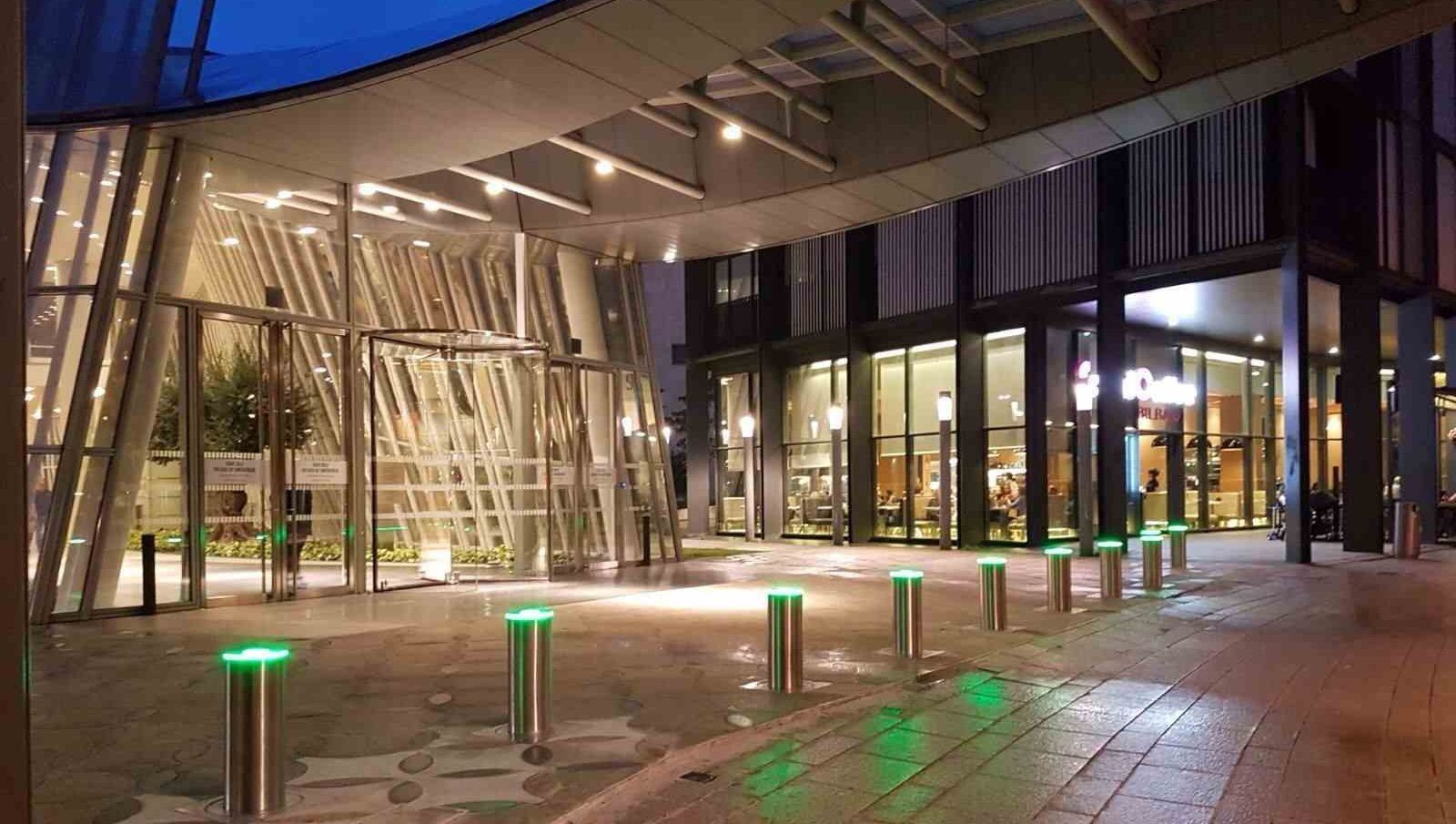 Un gran edificio con muchas ventanas está iluminado por la noche.