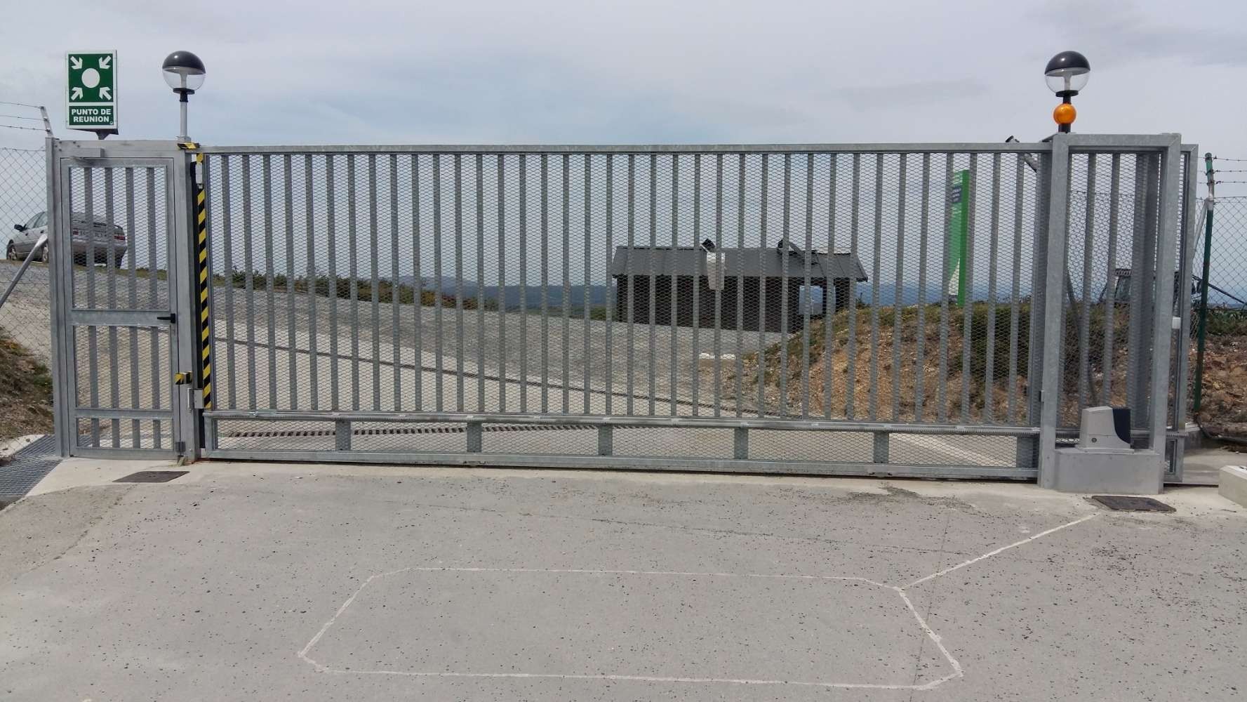 Una puerta corrediza se abre a un estacionamiento.