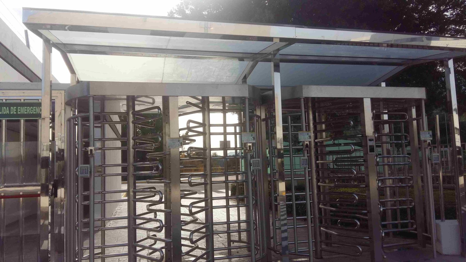 Una puerta de acero inoxidable con un dosel encima